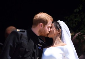 Sellado con un beso: El esperado primer beso de Harry y Meghan  (Fotos)