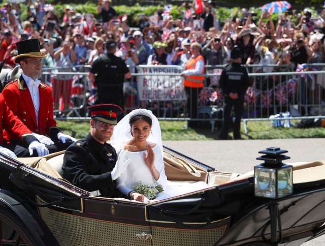 Britain's Prince Harry and his wife Meghan Markle ride a horse-drawn carriage, after their wedding ceremony at St George's Chapel in Windsor, Britain, May 19, 2018. REUTERS/Hannah McKay/Pool