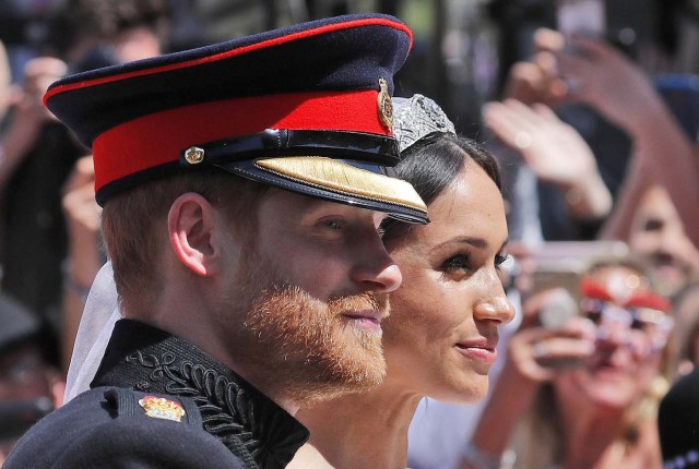 El Príncipe Harry y Meghan Markle de Gran Bretaña sonríen durante una procesión de carruajes después de su ceremonia de boda en la Capilla de San Jorge en el Castillo de Windsor en Windsor, Gran Bretaña, el 19 de mayo de 2018. Frank Augstein / Pool vía REUTERS