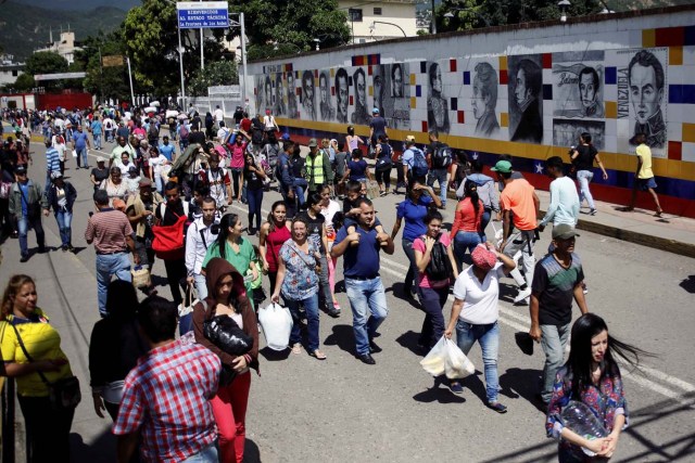 People cross the Colombian-Venezuelan border over the Simon Bolivar international bridge in San Antonio del Tachira, Venezuela May 16, 2018. Picture taken May 16, 2018. REUTERS/Carlos Eduardo Ramirez