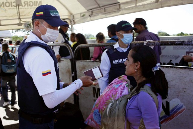 Colombian migration officers inspect the IDs of the people crossing the Colombian-Venezuelan border over the Simon Bolivar international bridge in San Antonio del Tachira, Venezuela May 16, 2018. Picture taken May 16, 2018. REUTERS/Carlos Eduardo Ramirez