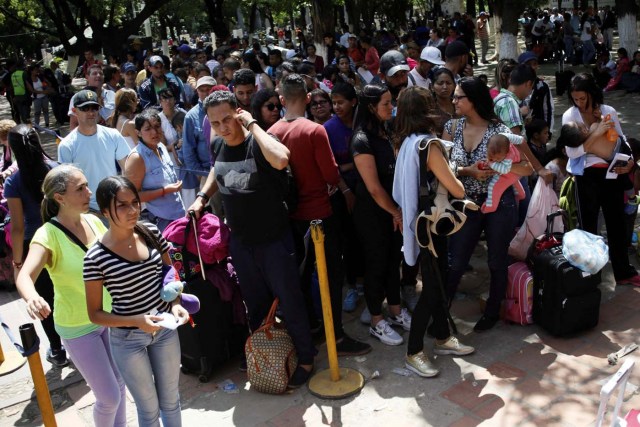 People queue to stamp their passports at the migration control office in San Antonio del Tachira, Venezuela May 16, 2018. Picture taken May 16, 2018. REUTERS/Carlos Eduardo Ramirez