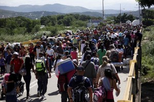 Escépticos frente a proceso del #20May, venezolanos cruzan la frontera (fotos)