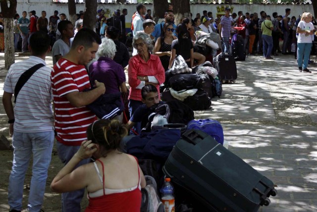 People queue to stamp their passports at the migration control office in San Antonio del Tachira, Venezuela May 16, 2018. Picture taken May 16, 2018. REUTERS/Carlos Eduardo Ramirez
