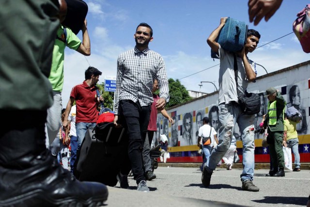 People cross the Colombian-Venezuelan border over the Simon Bolivar international bridge in San Antonio del Tachira, Venezuela May 16, 2018. Picture taken May 16, 2018. REUTERS/Carlos Eduardo Ramirez