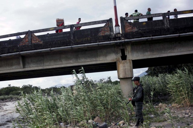 A Venezuelan National Guard keeps watch next to the Simon Bolivar international bridge in San Antonio del Tachira, Venezuela May 16, 2018. Picture taken May 16, 2018. REUTERS/Carlos Eduardo Ramirez