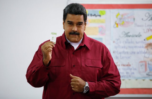 El presidente de Venezuela, Nicolás Maduro, da su voto en una mesa de votación, durante las elecciones presidenciales en Caracas, Venezuela, el 20 de mayo de 2018. REUTERS / Carlos Garcia Rawlins