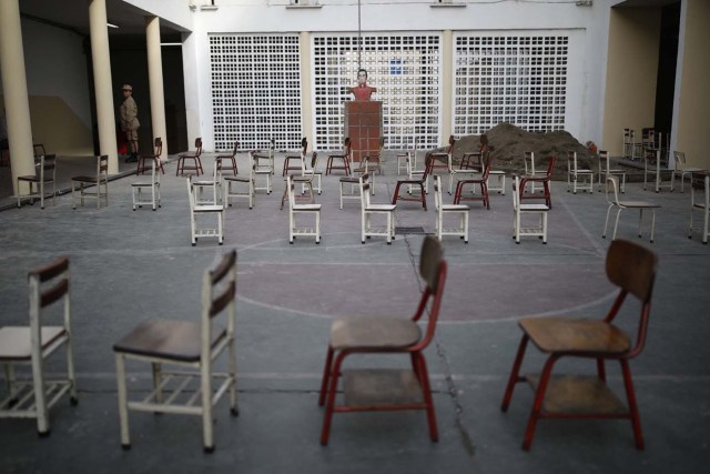 Un miembro de la milicia custodia las sillas vacías de un centro de votación Caracas, Venezuela, May 20, 2018. REUTERS/Carlos Garcia Rawlins