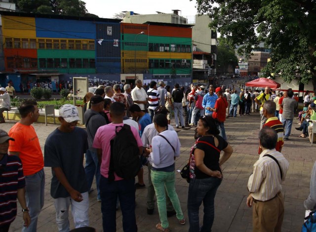 Venezuelan citizens wait to vote at a polling station during the presidential election in Caracas, Venezuela, May 20, 2018. REUTERS/Adriana Loureiro Fernandez