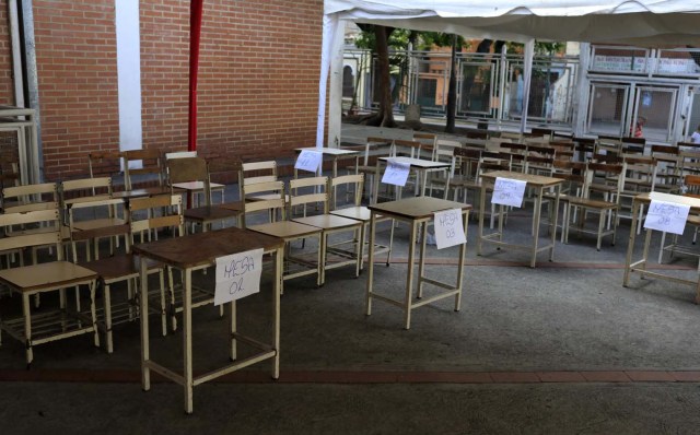A polling station stands empty during the presidential election in Caracas, Venezuela, May 20, 2018. REUTERS/Marco Bello