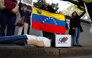 Protestan en la embajada de Venezuela en Argentina por proceso ilegítimo #20May (Fotos)