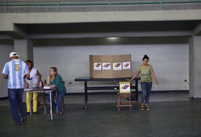 A Venezuelan casts her ballot (R) as another (L) prepares to vote at a polling station during the presidential election in Barquisimeto, Venezuela, May 20, 2018. REUTERS/Carlos Jasso