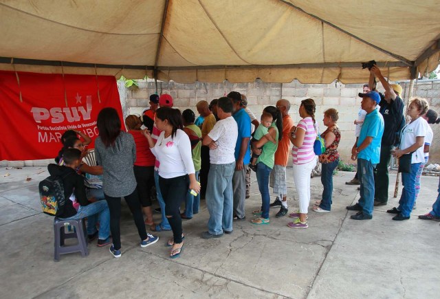Venezuelan citizens wait to check in at a "Red Point," an area set up by President Nicolas Maduro's party, to verify that they cast their votes during the presidential election in Maracaibo, Venezuela, May 20, 2018. REUTERS/Isaac Urrutia Jose Bula