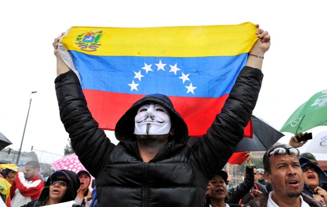Ciudadanos venezolanos que viven en Colombia protestan contra las elecciones presidenciales en Venezuela, en Bogotá, Colombia, el 20 de mayo de 2018. REUTERS / Carlos Julio Martinez