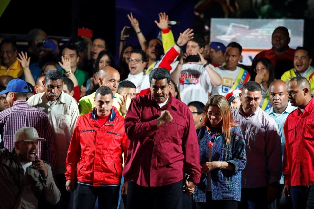 El presidente de Venezuela, Nicolás Maduro, se une a sus partidarios durante una reunión después de que se publicaran los resultados de las elecciones, frente al Palacio de Miraflores en Caracas, Venezuela, el 20 de mayo de 2018. REUTERS / Carlos Garcia Rawlins TPX IMÁGENES DEL DÍA