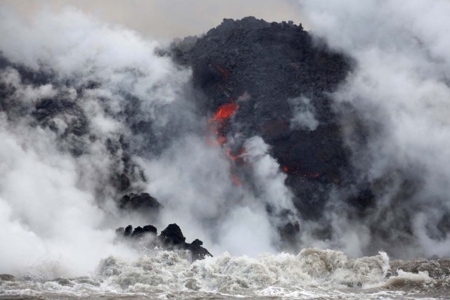 La lava fluye hacia el Océano Pacífico al sudeste de Pahoa durante las erupciones en curso del volcán Kilauea en Hawai, EE. UU., El 20 de mayo de 2018. REUTERS / Terray Sylvester