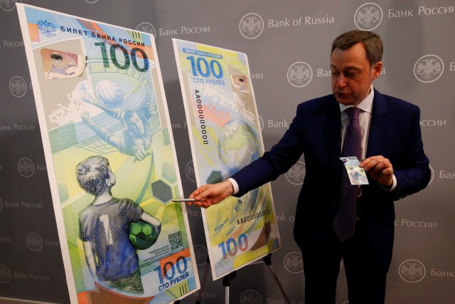 El Director General de la firma estatal de Goznak, Arkady Trachuk, asiste a una conferencia de prensa para presentar el nuevo billete de 100 rublos dedicado a la Copa Mundial de la FIFA 2018, en Moscú, Rusia, el 22 de mayo de 2018. REUTERS / Sergei Karpukhin