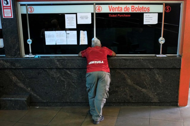Un hombre se para en un mostrador de una estación de autobuses en Caracas, Venezuela, el 21 de mayo de 2018. Fotografía tomada el 21 de mayo de 2018. REUTERS / Marco Bello