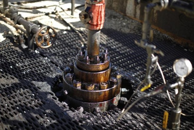 Una bomba de petróleo bombea crudo a la superficie en Monterey Shale, California, 29 de abril de 2013. REUTERS / Lucy Nicholson (ESTADOS UNIDOS - Etiquetas: BUSINESS ENERGY)