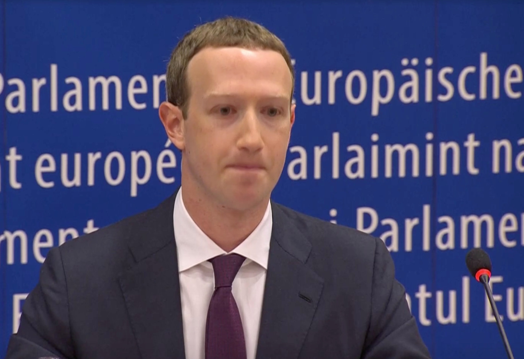 Fundador de Facebook pide perdón en Eurocámara por escándalo de datos personales
