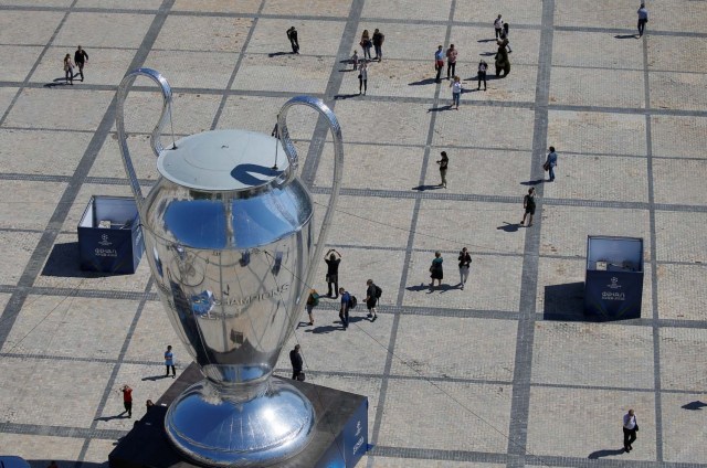 Una réplica gigante del trofeo de la UEFA Champions League se exhibe en el centro de Kiev, Ucrania, el 23 de mayo de 2018. REUTERS / Valentyn Ogirenko