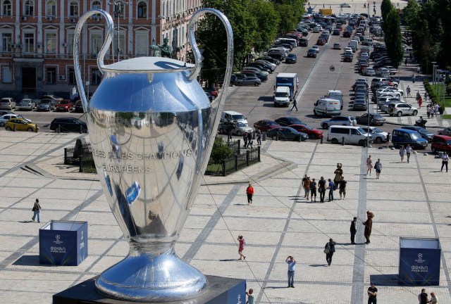 Una réplica gigante del trofeo de la UEFA Champions League se exhibe en el centro de Kiev, Ucrania, el 23 de mayo de 2018. REUTERS / Valentyn Ogirenko