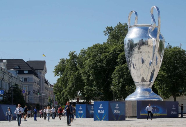 Una réplica gigante del trofeo de la UEFA Champions League se exhibe en el centro de Kiev, Ucrania, el 23 de mayo de 2018. REUTERS / Valentyn Ogirenko
