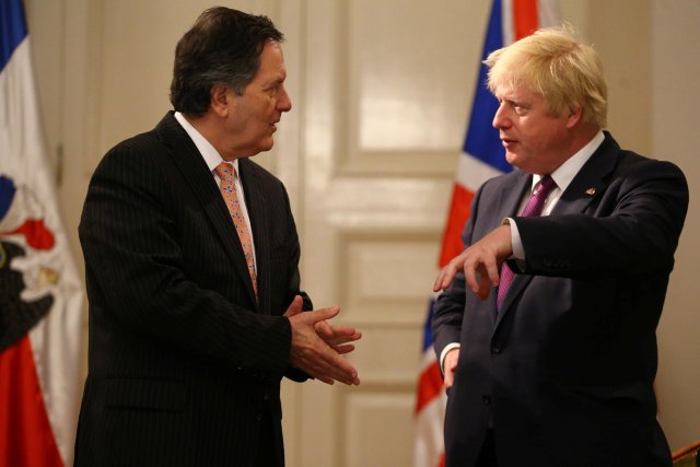 Chile's Foreign Minister Roberto Ampuero and Britain's Foreign Minister Boris Johnson meet at the government house in Santiago, Chile, May 23, 2018. REUTERS/Ivan Alvarado