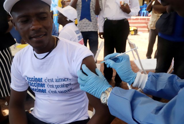 FOTO DEL ARCHIVO: Un trabajador de la Organización Mundial de la Salud (OMS) administra una vacuna durante el lanzamiento de una campaña destinada a combatir un brote de Ébola en la ciudad portuaria de Mbandaka, República Democrática del Congo, el 21 de mayo de 2018. REUTERS / Kenny Katombe / File Photo