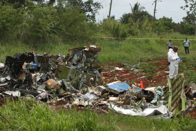 Un miembro del equipo de rescate trabaja en los restos de un avión Boeing 737 que se estrelló en la zona agrícola de Boyeros, a unos 20 km al sur de La Habana, poco después de despegar del principal aeropuerto de La Habana, Cuba, el 18 de mayo de 2018. REUTERS / Alexandre Meneghini