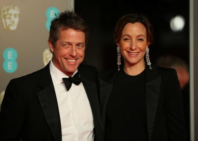 Hugh Grant y Anna Eberstein llegan a la ceremonia de entrega de los British Academy of Film and Television Awards (BAFTA) en el Royal Albert Hall en Londres, Reino Unidos, 18 de febrero de 2018. Imagen de archivo. REUTERS/Hannah McKay