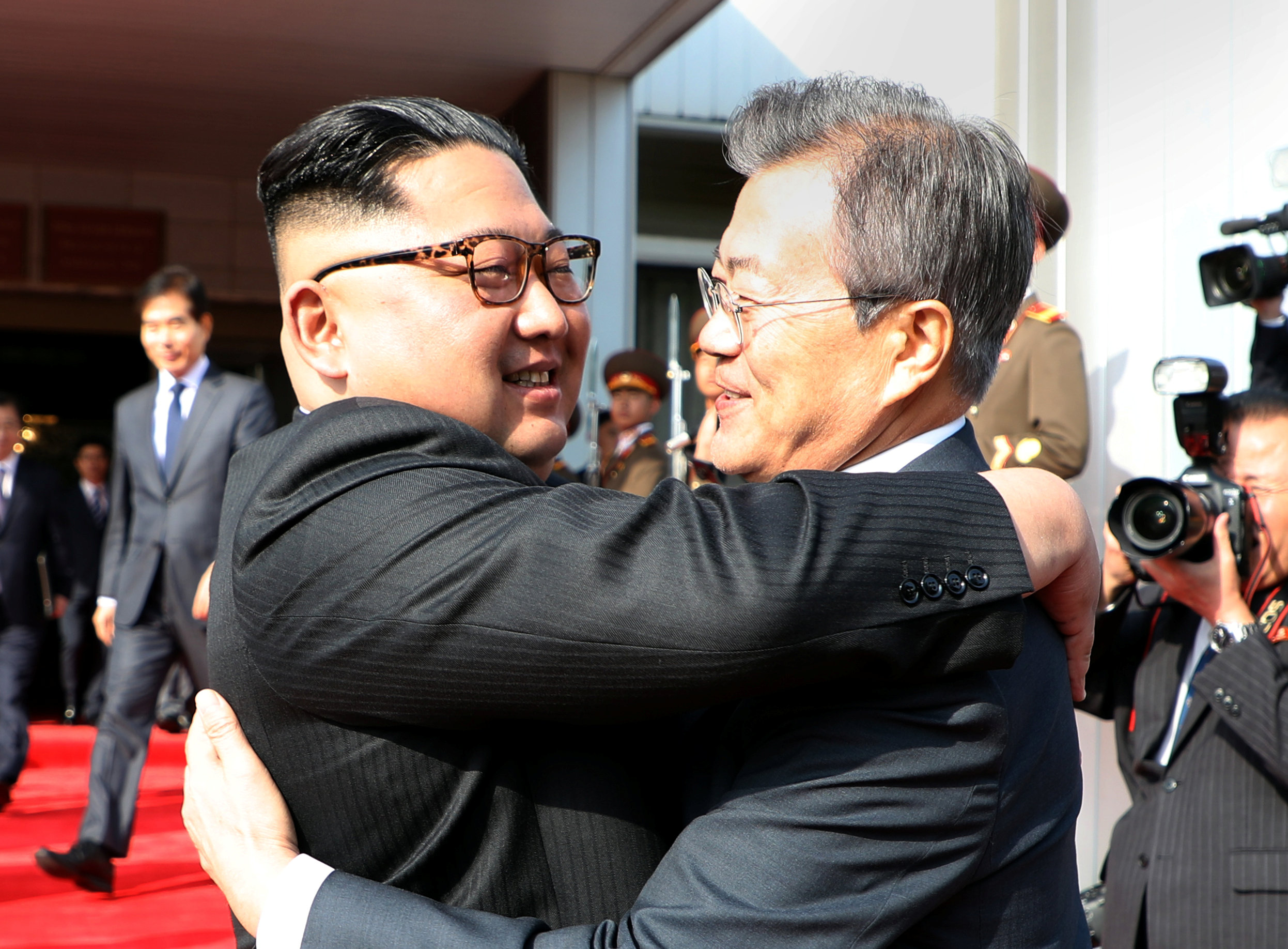 Líderes de las dos Coreas se reúnen por sorpresa para tratar cumbre con Trump