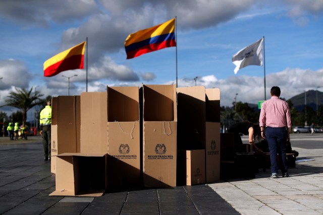 La gente monta las cabinas de votación para las elecciones presidenciales del 27 de mayo, en Bogotá, Colombia, el 26 de mayo de 2018. REUTERS / Carlos Garcia Rawlins