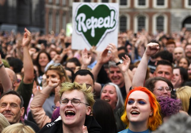 La gente celebra el resultado del referéndum de ayer sobre la liberalización de la ley del aborto, en Dublín, Irlanda, el 26 de mayo de 2018. REUTERS / Clodagh Kilcoyne / File Photo