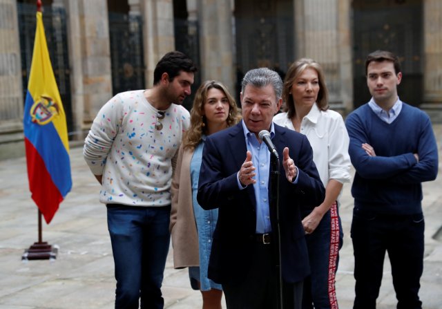 El presidente de Colombia, Juan Manuel Santos, habla a los medios de comunicación frente a sus familiares luego de emitir su voto en un colegio electoral, durante las elecciones presidenciales en Bogotá, Colombia el 27 de mayo de 2018. REUTERS / Carlos Garcia Rawlins