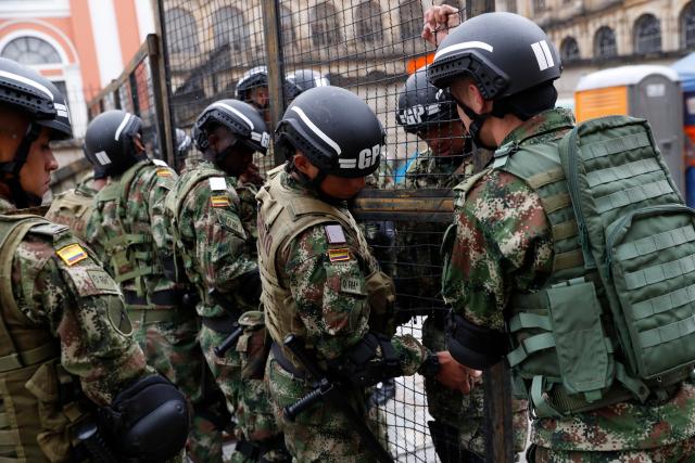 Los soldados arreglan vallas cerca del Congreso de Colombia mientras los colombianos votan por un nuevo presidente en Bogotá, Colombia, el 27 de mayo de 2018. REUTERS / Carlos Garcia Rawlins
