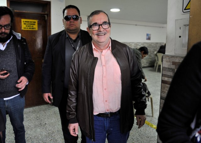 El ex líder colombiano rebelde de las FARC Rodrigo Londono, conocido por su nombre de guerra Timochenko, llega a una mesa electoral para emitir su voto, en Bogotá, Colombia el 27 de mayo de 2018. REUTERS / Carlos Julio Martinez