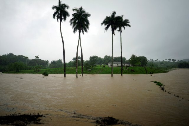 En la imagen se aprecia una granja parcialmente inundada mientras la tormenta subtropical Alberto pasa por la costa oeste de Cuba, en Bahía Honda, el 26 de mayo de 2018. REUTERS/Alexandre Meneghini
