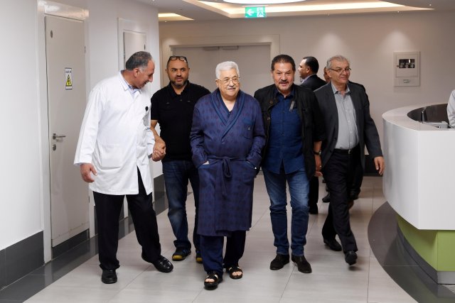 El presidente palestino, Mahmoud Abbas, camina por el pasillo de un hospital en Cisjordania, el 21 de mayo de 2018/REUTERS/Palestinian President Office (PPO)