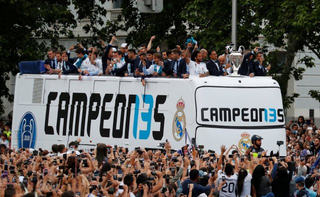 Soccer Football - Real Madrid celebrate winning the Champions League Final - Madrid, Spain - May 27, 2018   Real Madrid players celebrate on the bus with fans during victory celebrations   REUTERS/Paul Hanna