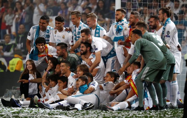 Soccer Football - Real Madrid celebrate winning the Champions League Final - Santiago Bernabeu, Madrid, Spain - May 27, 2018   Real Madrid players celebrate during the victory celebrations   REUTERS/Javier Barbancho