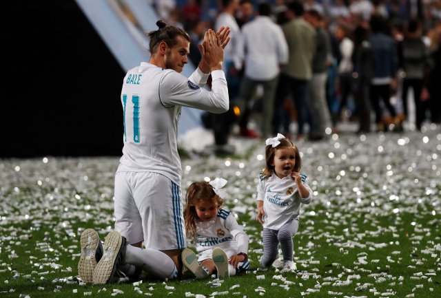 Soccer Football - Real Madrid celebrate winning the Champions League Final - Santiago Bernabeu, Madrid, Spain - May 27, 2018   Real Madrid's Gareth Bale celebrates during the victory celebrations   REUTERS/Javier Barbancho