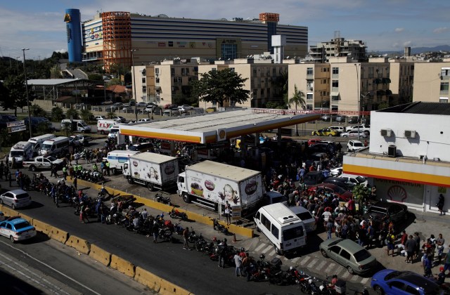 Dueños de vehículos en fila para rellenar combustible en una gasolinera en Río de Janeiro, mayo 28, 2018. REUTERS/Ricardo Moraes