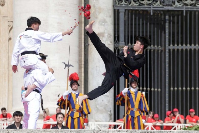 Los atletas de Taekwondo de Corea se presentan para el Papa Francisco durante la audiencia general del miércoles en la plaza de San Pedro en el Vaticano, el 30 de mayo de 2018. REUTERS / Max Rossi