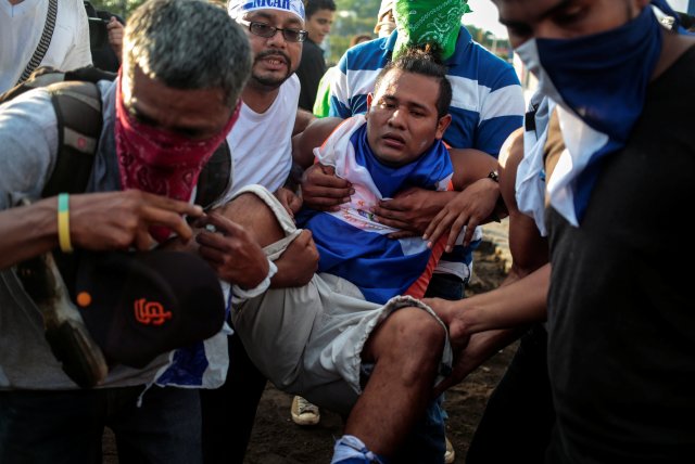 Los manifestantes ayudan a un manifestante herido durante los enfrentamientos con la policía antidisturbios durante una protesta contra el gobierno del presidente de Nicaragua Daniel Ortega en Managua, Nicaragua el 30 de mayo de 2018. REUTERS / Oswaldo Rivas