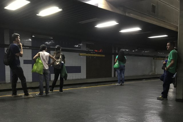 People wait for a train at Bellas Artes metro station in Caracas, Venezuela May 29, 2018. Picture taken May 29, 2018. REUTERS/Marco Bello