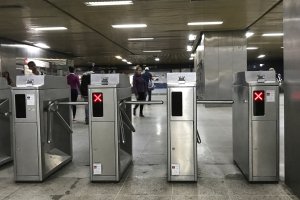 Buscan adaptar los torniquetes del Metro de Caracas para permitir paso con el carnet de la patria