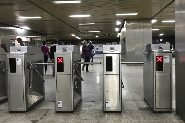 Metro turnstiles are seen at the Bellas Artes station in Caracas, Venezuela May 29, 2018. Picture taken May 29, 2018. REUTERS/Marco Bello
