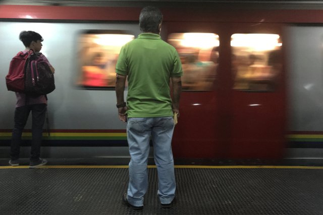 Personas esperan el transporte en una estación de metro en Bellas Artes en Caracas