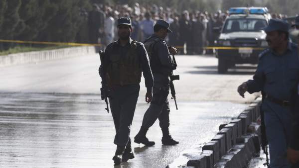 La policía de Afganistán acordona la zona tras el atentado en Kabul. (Foto archivo / EFE) 